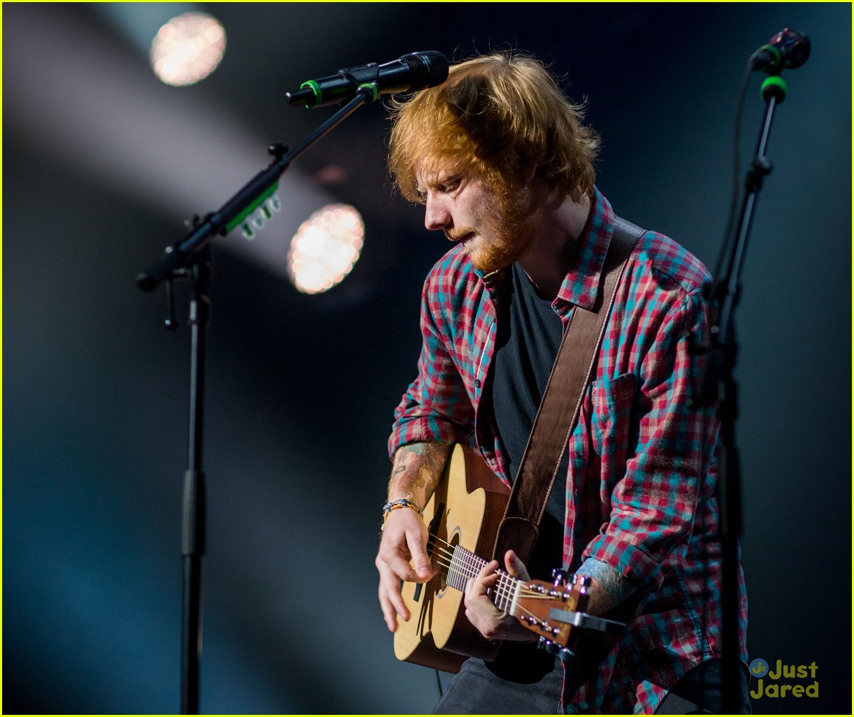 Ed Sheeran Performs for a Giant Crowd in Las Vegas!
