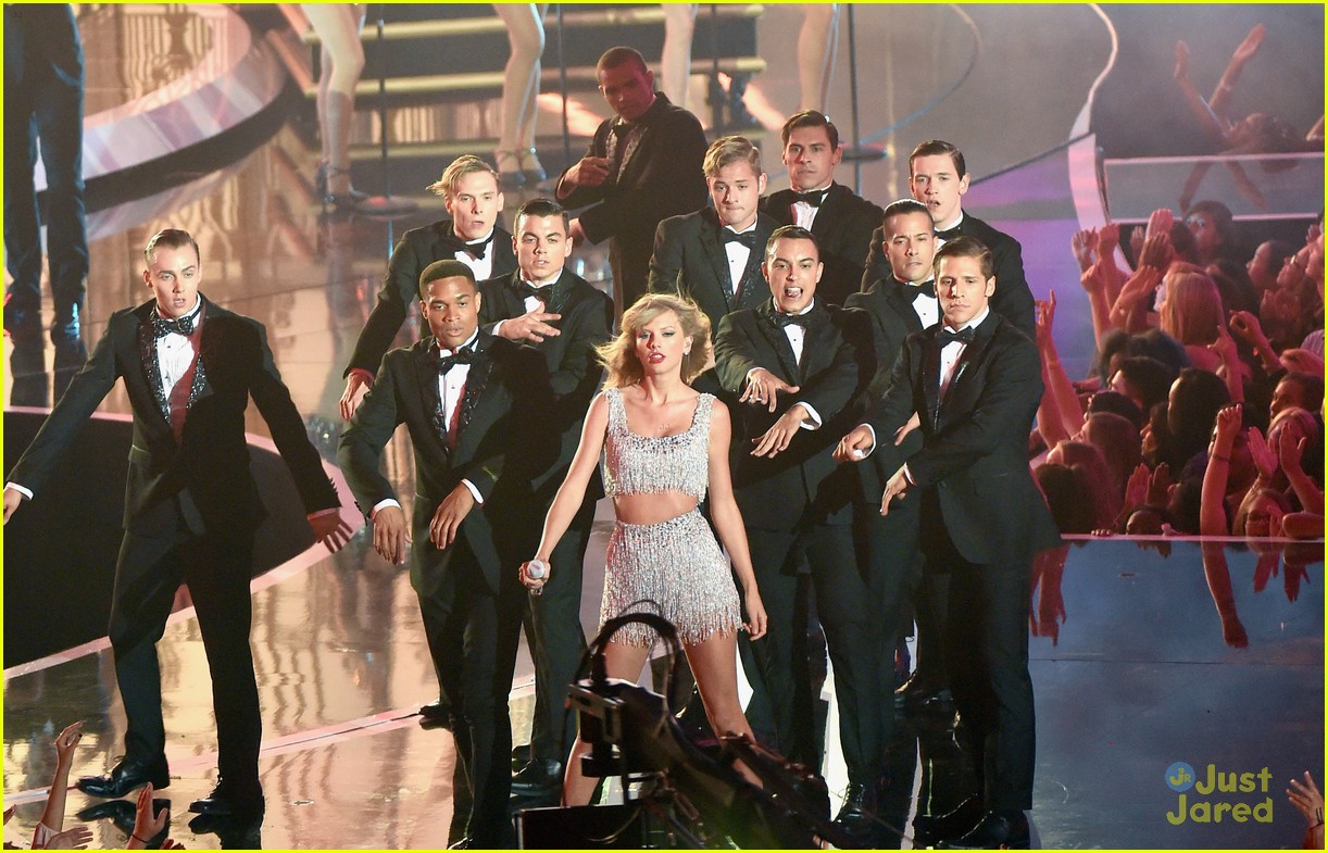 Taylor Swift Debuts 'Shake it Off' Live at MTV VMAs 2014 - Watch Now!