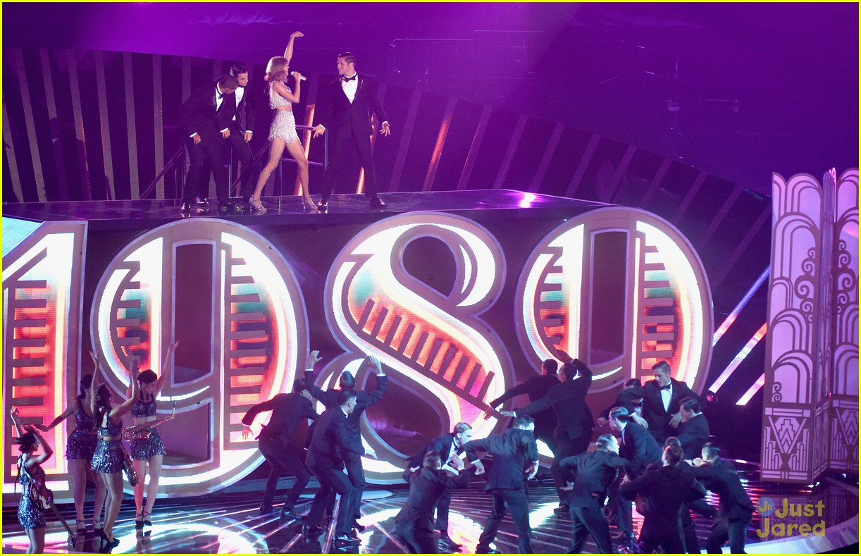 Taylor Swift Debuts 'Shake it Off' Live at MTV VMAs 2014 - Watch Now!