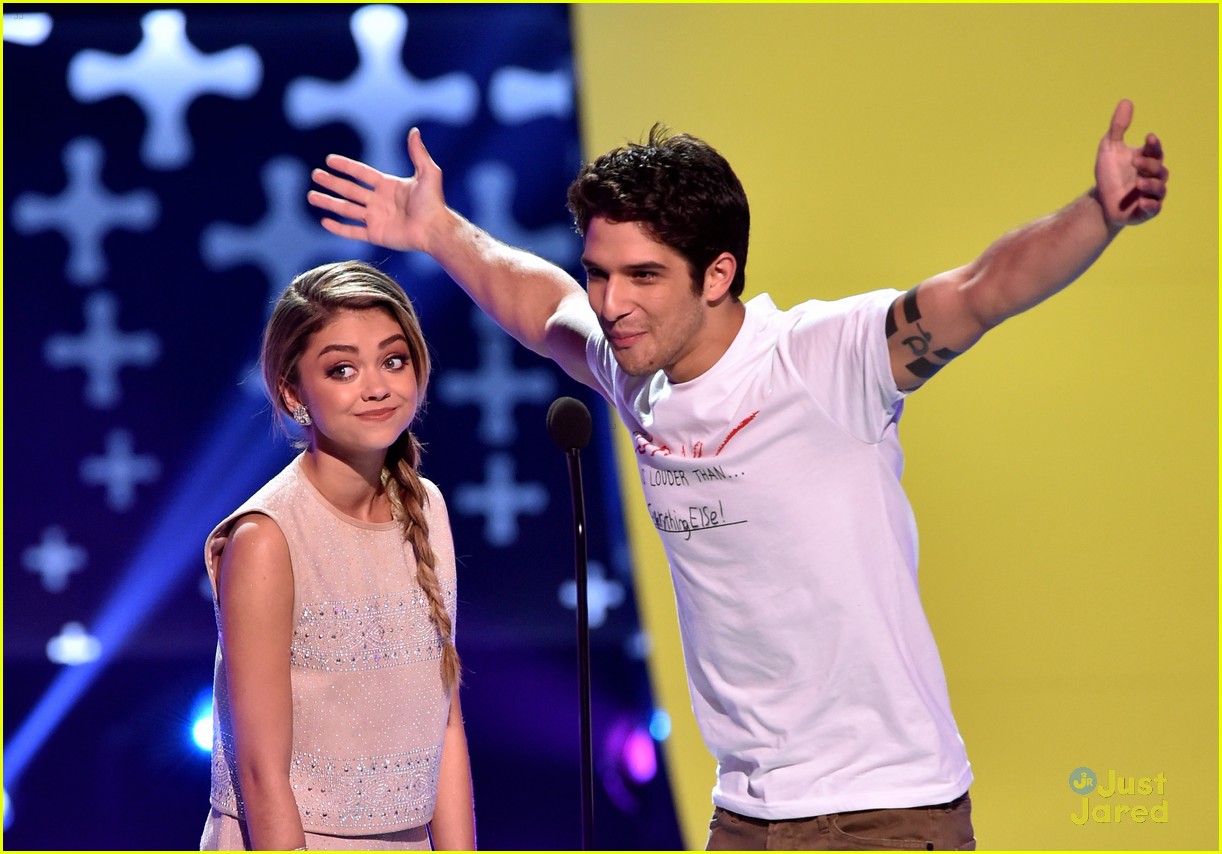 Tyler Posey Reunites With 'Maid in Manhattan' Mom Jennifer Lopez at Teen Choice Awards 2014! (Video & Pics)