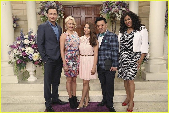 Will Josh & Caroline Get Married On The Season Finale of 'Young & Hungry'?