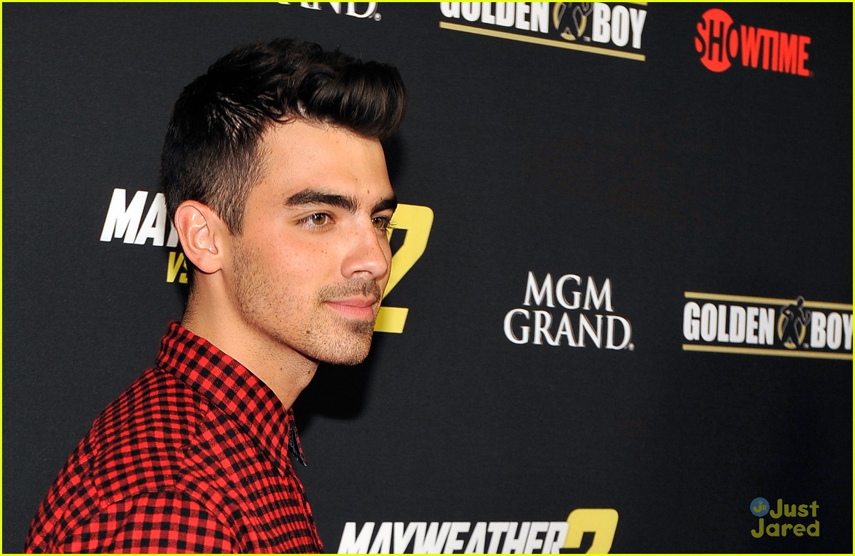 Joe Jonas & Michael B. Jordan Get Ready for a Fight in Las Vegas!