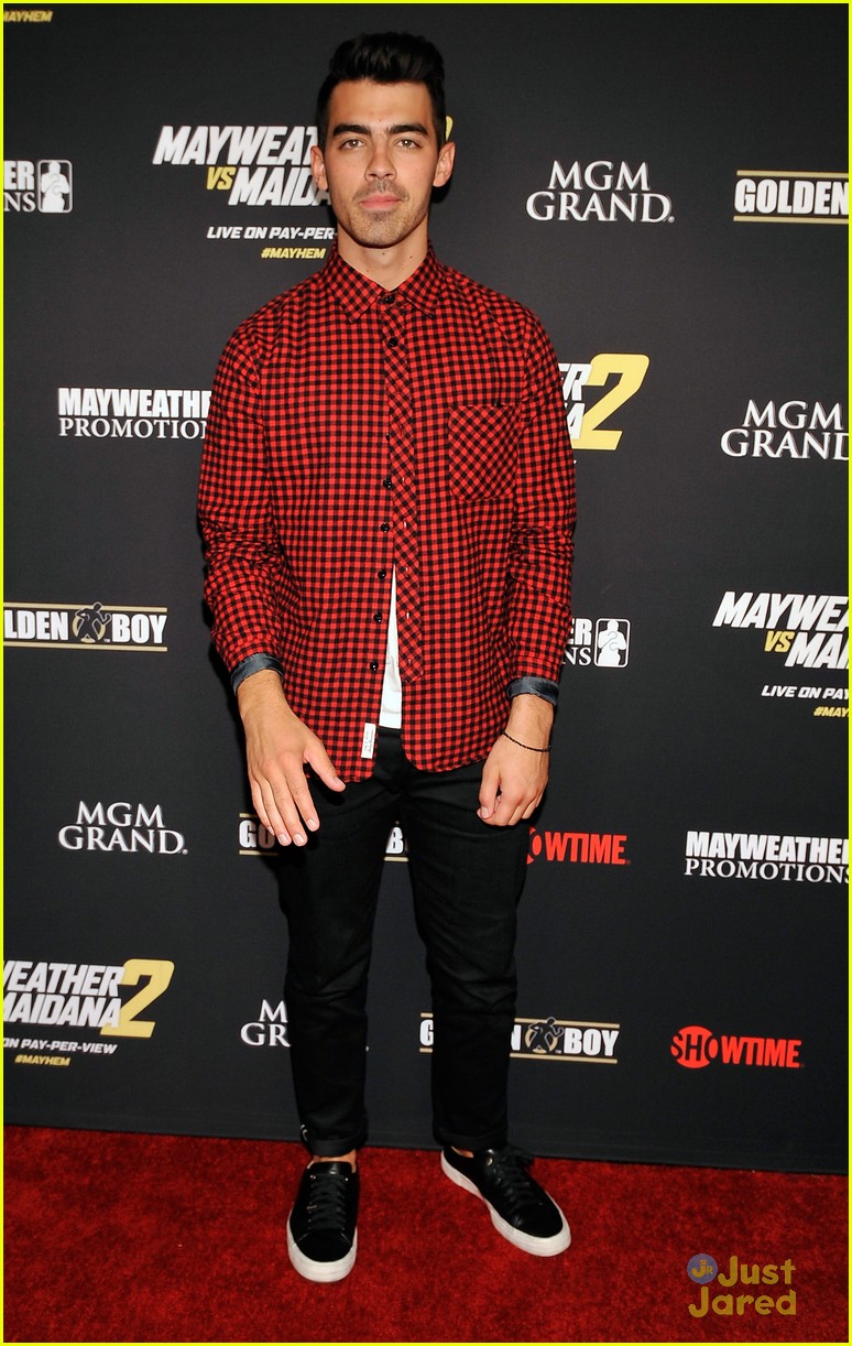 Joe Jonas & Michael B. Jordan Get Ready for a Fight in Las Vegas!