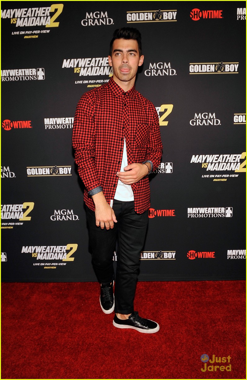Joe Jonas & Michael B. Jordan Get Ready for a Fight in Las Vegas!