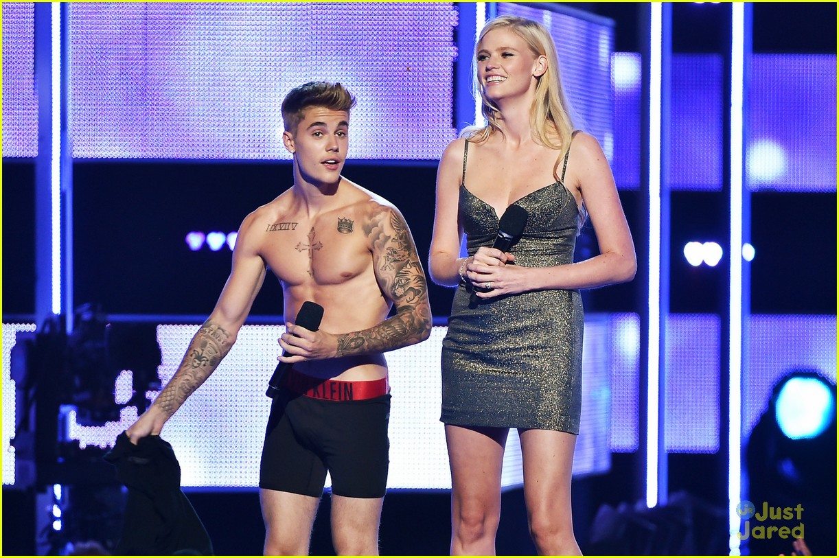 Justin Bieber Strips Down On Stage at Fashion Rocks!