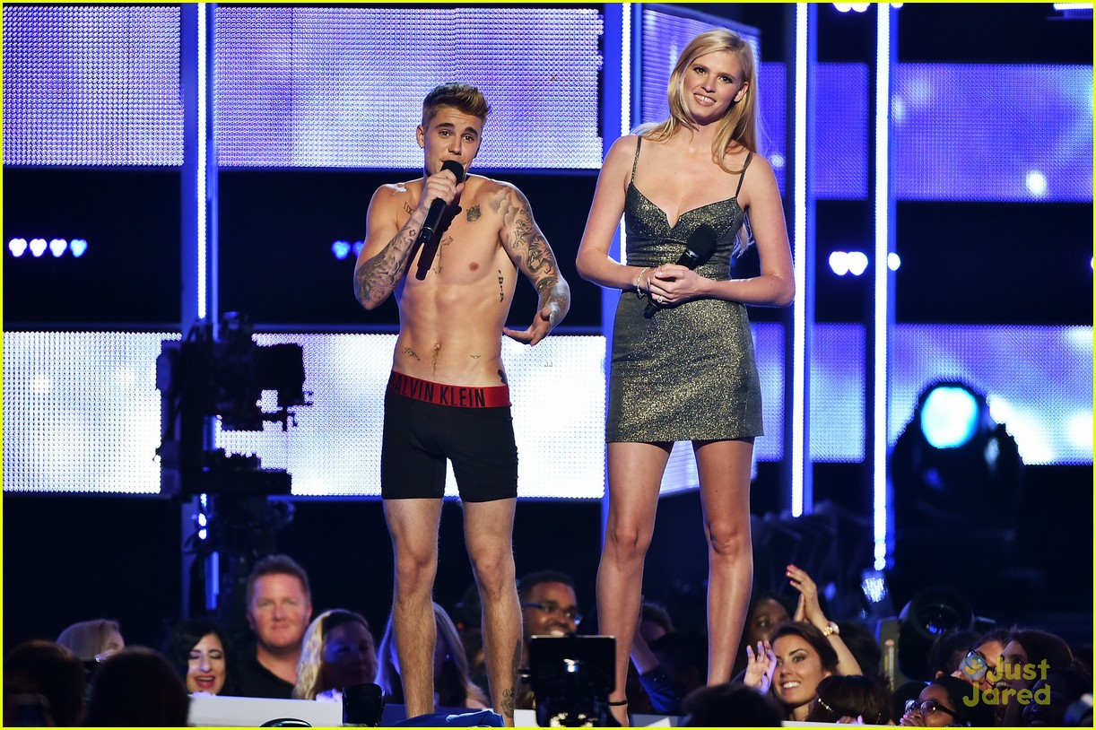 Justin Bieber Strips Down On Stage at Fashion Rocks!
