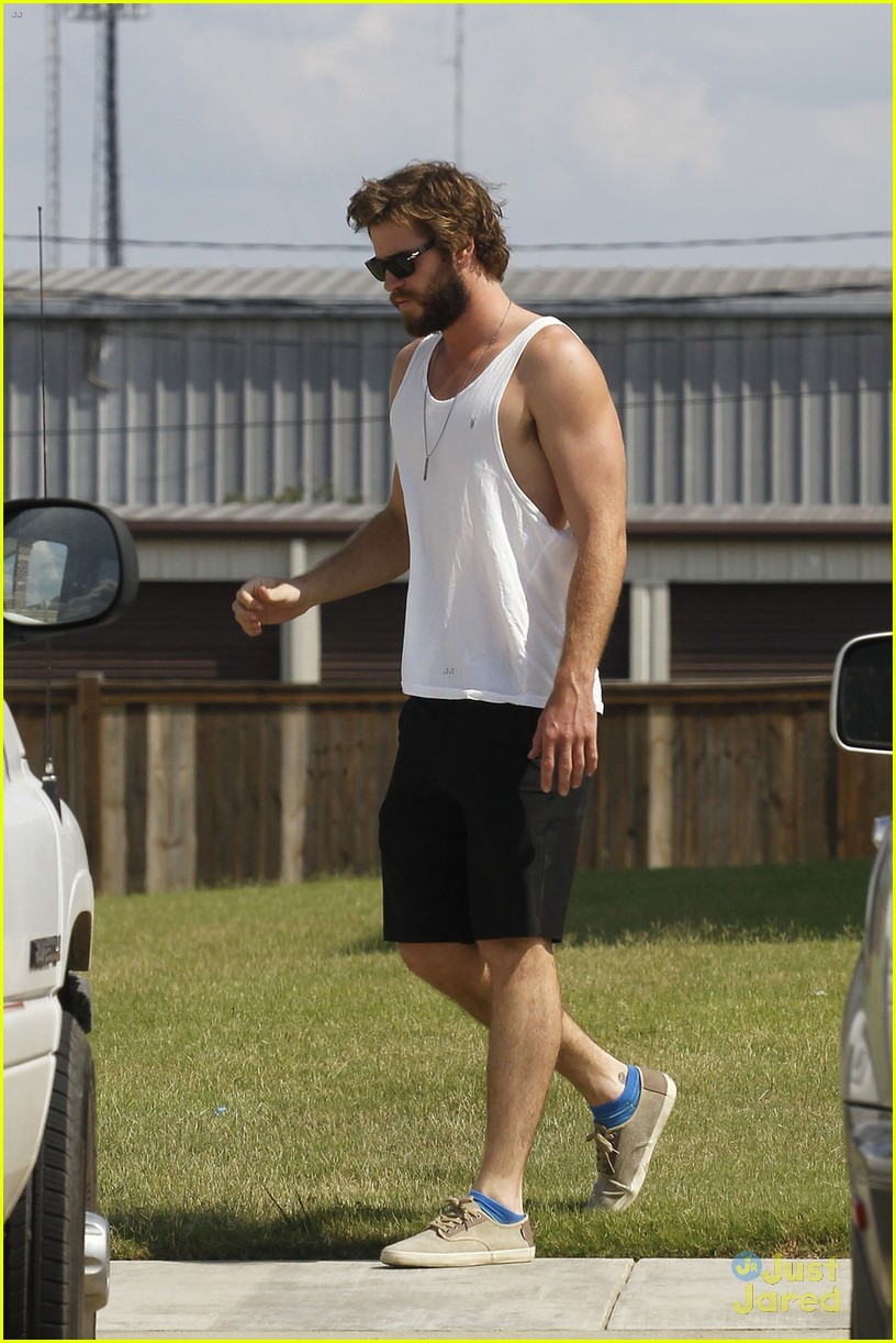 Liam Hemsworth's Muscles Look So Good in His Tank Top!