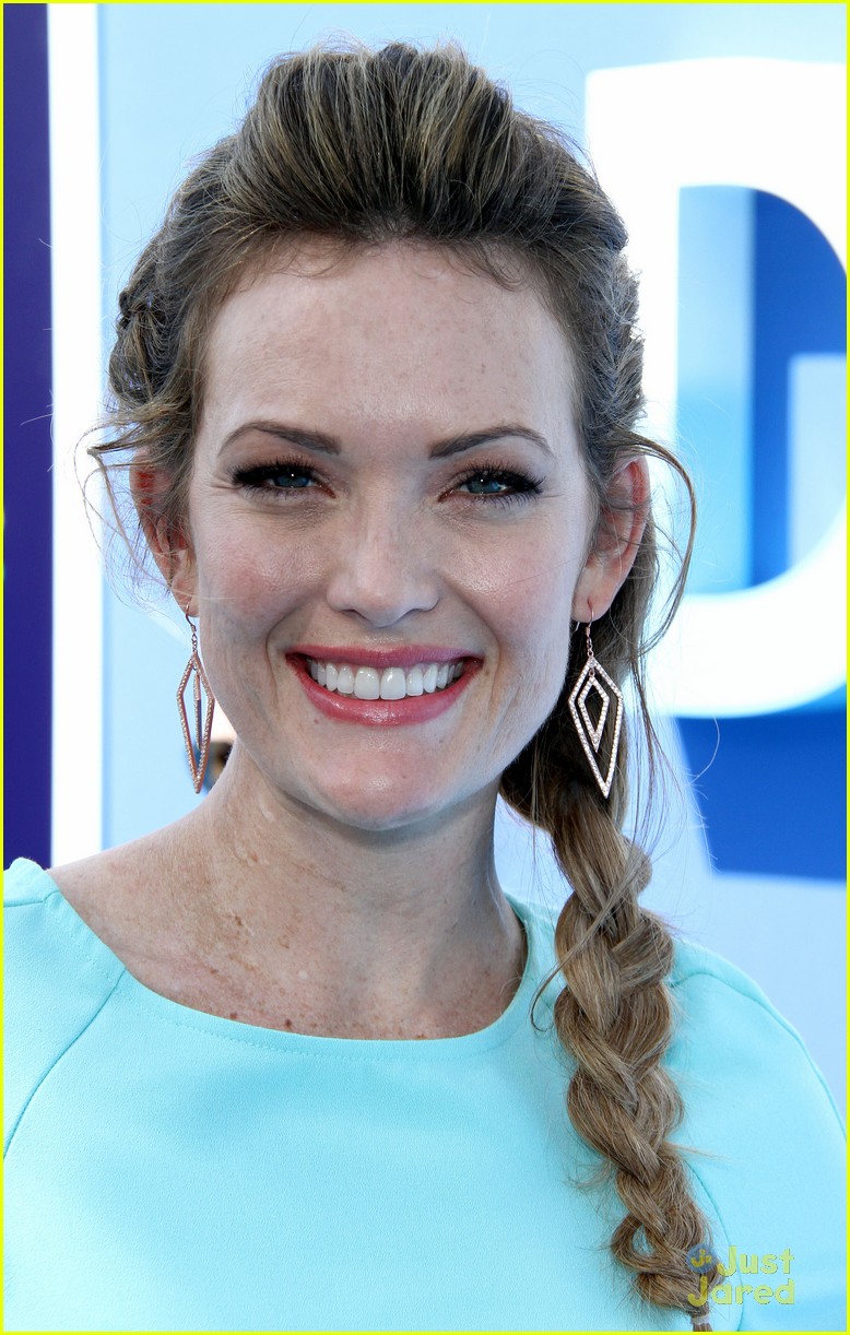 Amy Purdy & Bethany Hamilton Get All Dressed Up for 'Dolphin Tale 2' Premiere!