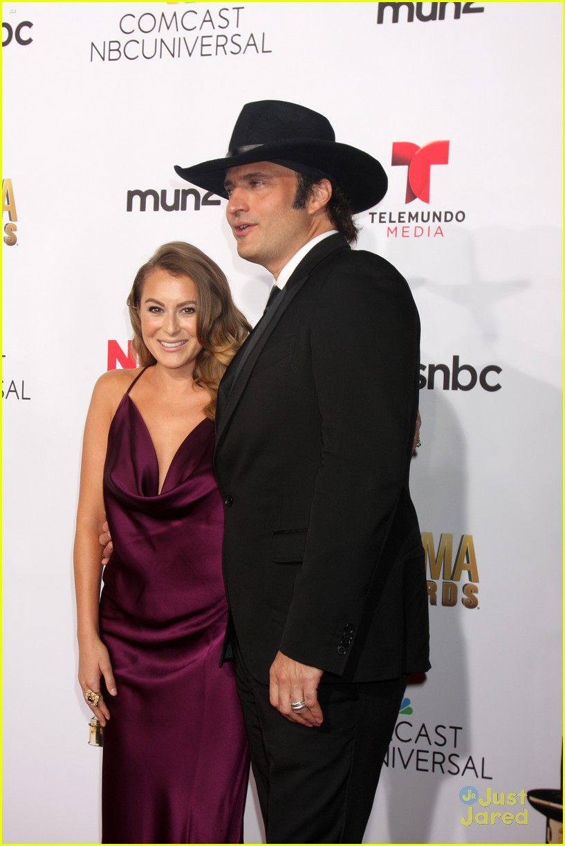 Gina Rodriguez Makes Us Do A Double Take at ALMA Awards 2014