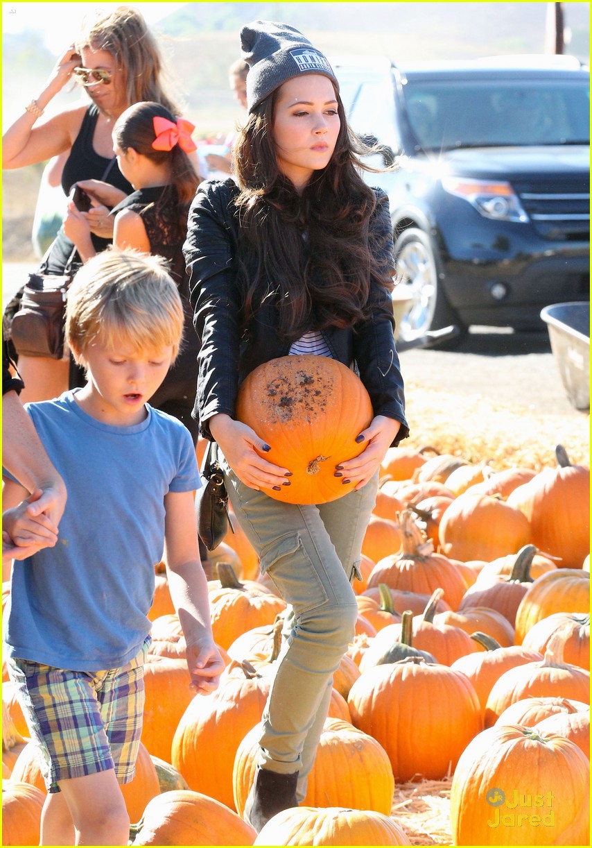 Kelli Berglund Tries To Balance A Pumpkin On Her Head!