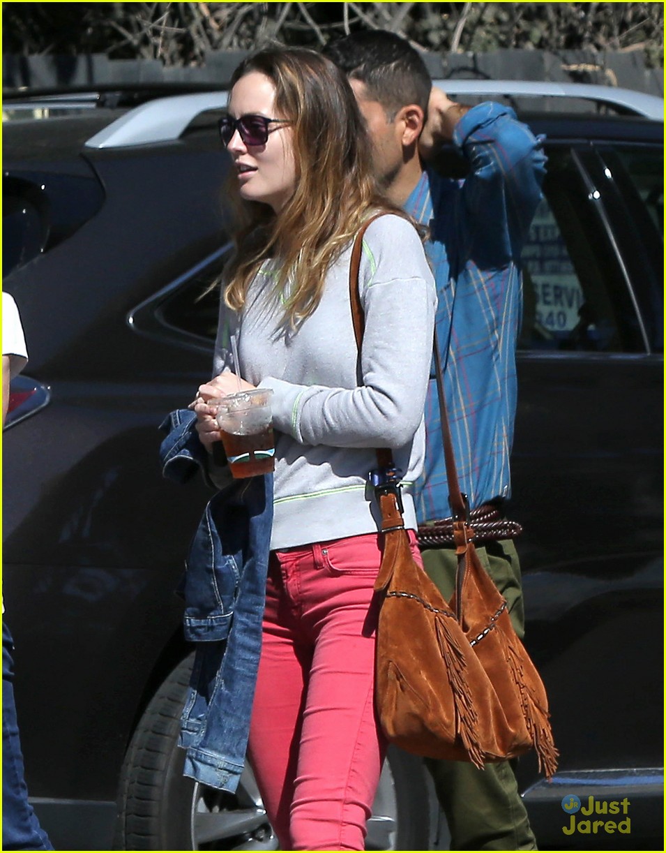 Leighton Meester Lunches with Adam Brody & Family