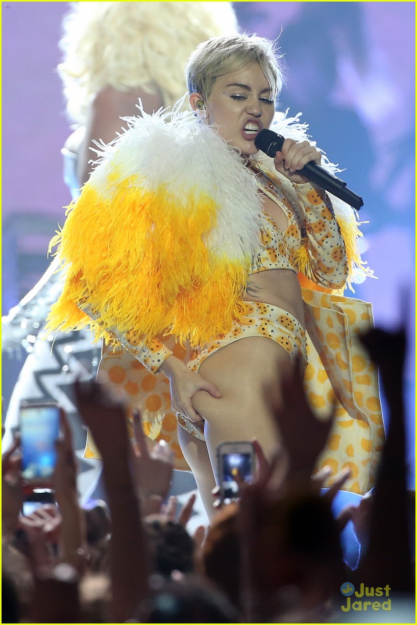 Miley Cyrus Goes on Sightseeing Boat Tour Down Under!