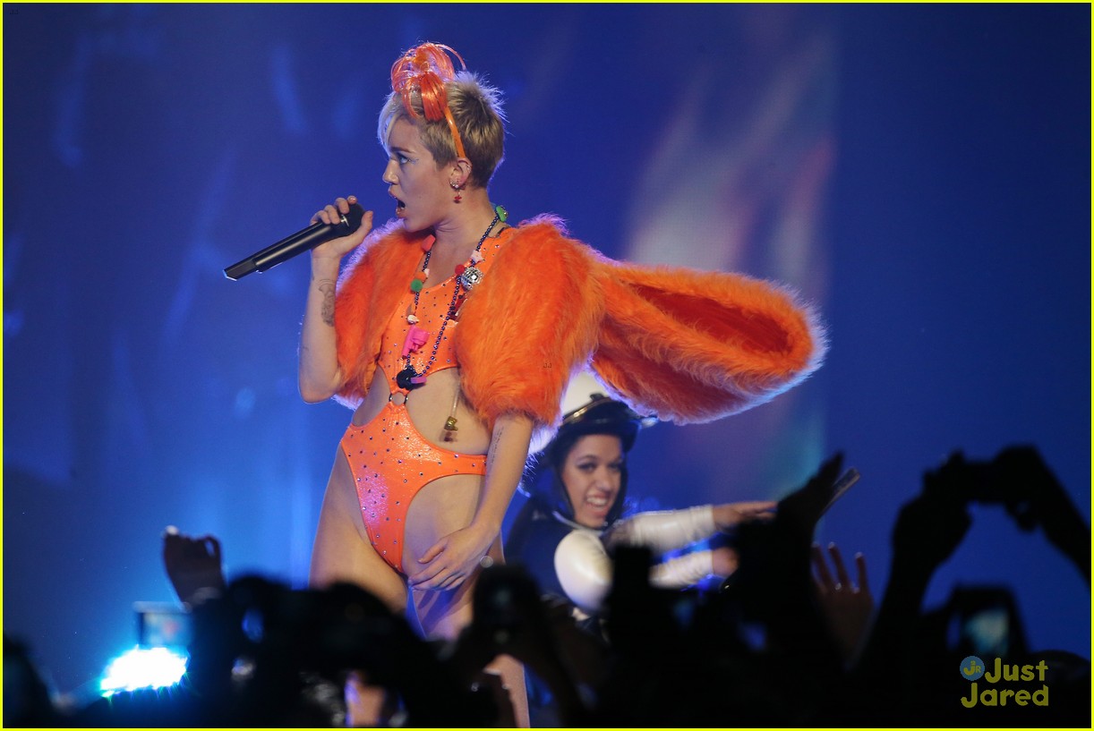 Miley Cyrus Goes on Sightseeing Boat Tour Down Under!