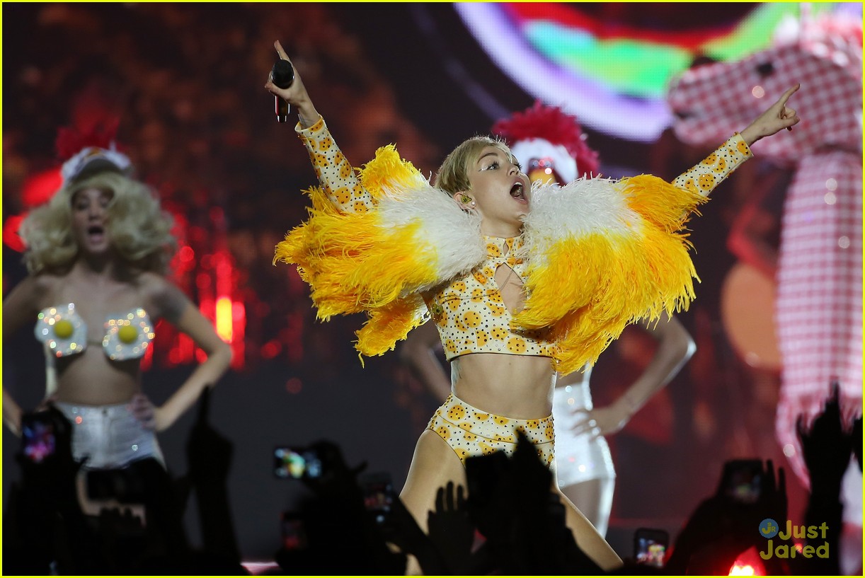 Miley Cyrus Goes on Sightseeing Boat Tour Down Under!