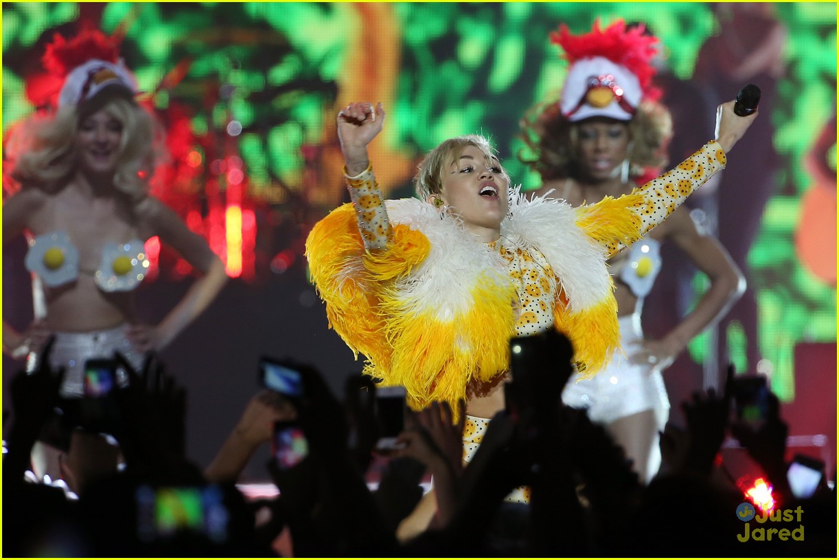 Miley Cyrus Goes on Sightseeing Boat Tour Down Under!