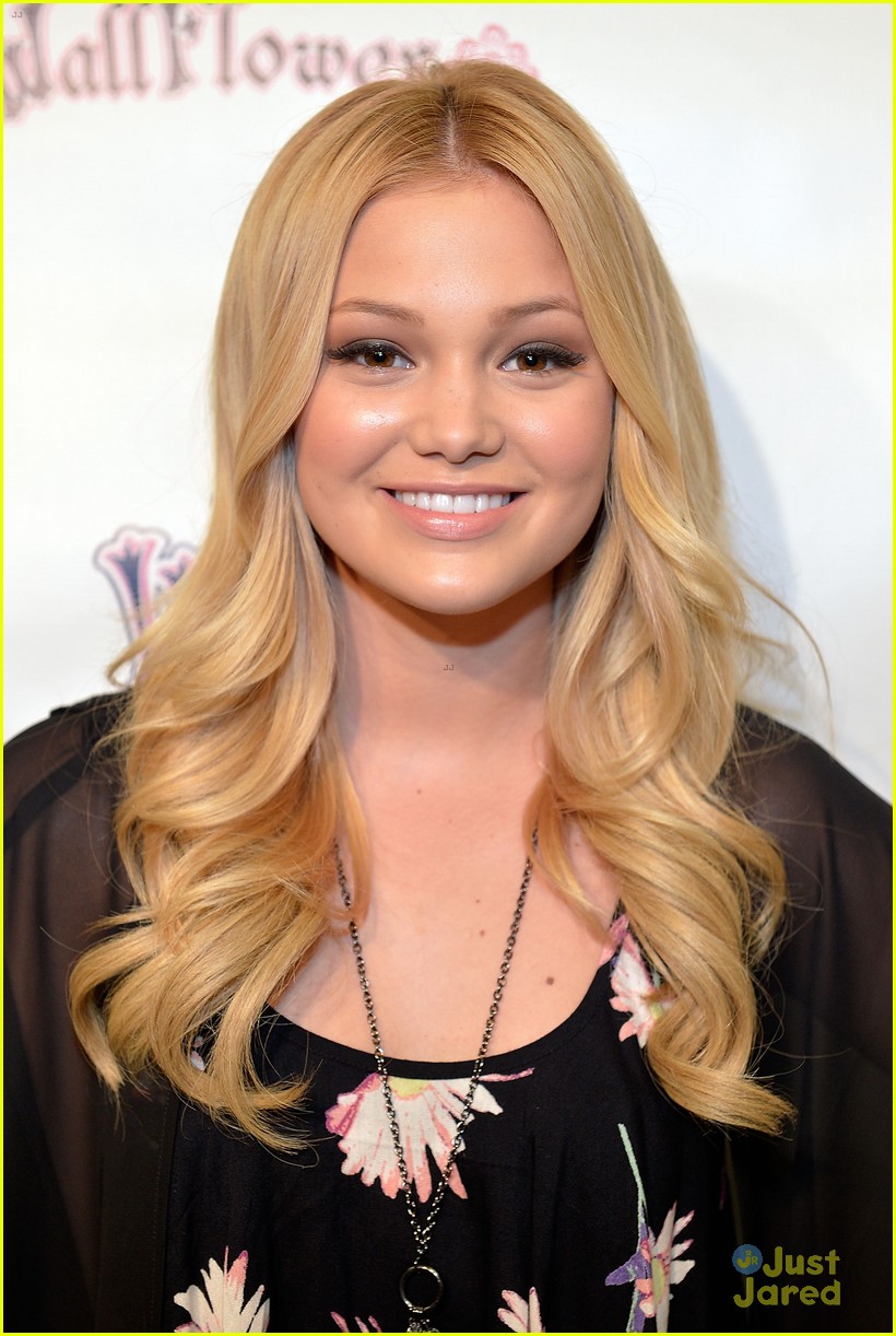 Olivia Holt Signs with Hollywood Records for Debut Album!