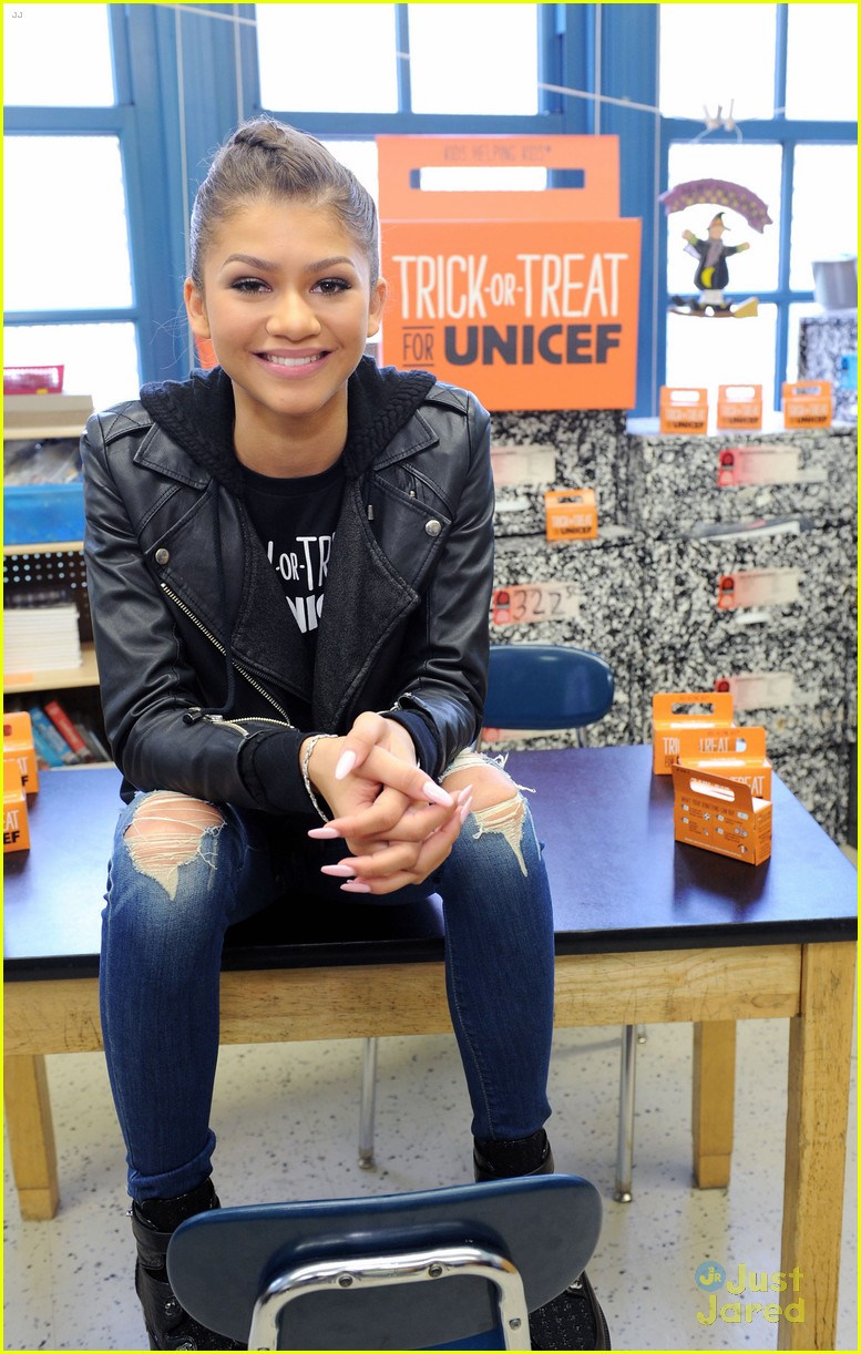 Zendaya Surprises a NYC Elementary School!