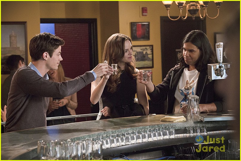 Barry Allen & Cisco Ramon Bar Hop Around On 'The Flash'