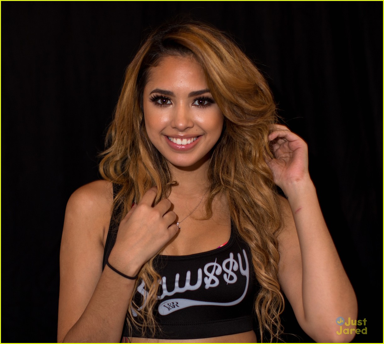 Jasmine V Celebrates 'That's Me Right There' Release With Pop-Up Concert