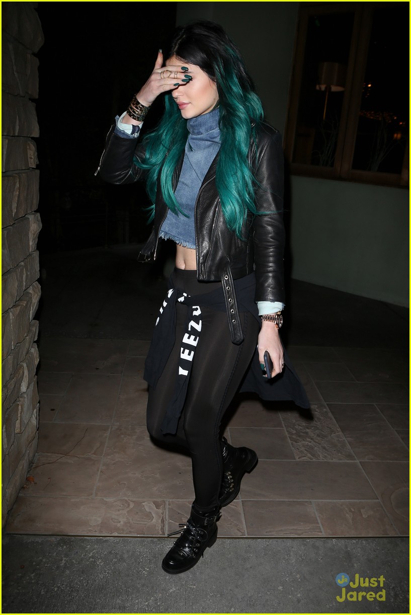 Kendall & Kylie Jenner Catch Up With Khloe & Kourtney Kardashian at Dinner