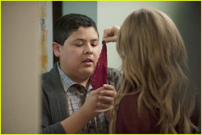 Thanksgiving Dinner Is Just A Mess on 'Modern Family' - See The Pics!