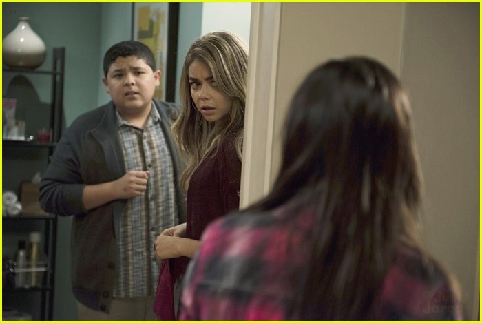 Thanksgiving Dinner Is Just A Mess on 'Modern Family' - See The Pics!