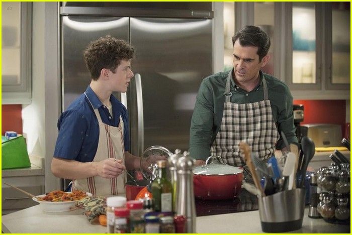Thanksgiving Dinner Is Just A Mess on 'Modern Family' - See The Pics!