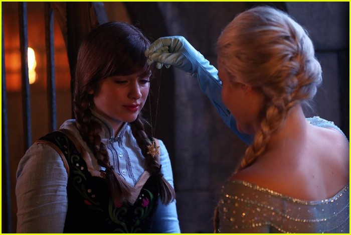 We Love These Sisters! Elsa Springs Anna From The Dungeon on 'Once Upon A Time' Tonight
