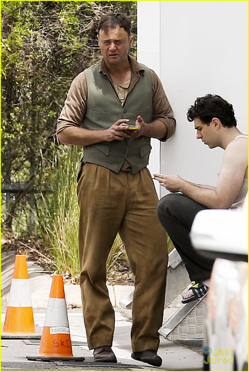 Liam Hemsworth Casually Walks Barefoot on 'The Dressmaker' Set
