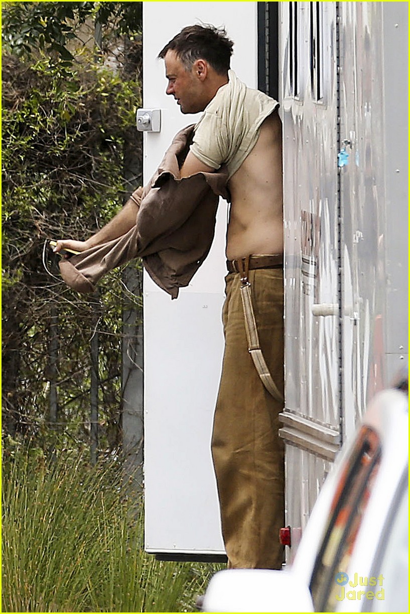 Liam Hemsworth Casually Walks Barefoot on 'The Dressmaker' Set