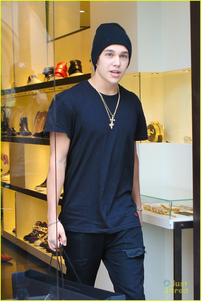 Austin Mahone Picks Up New Kicks Before Mini-Book Tour