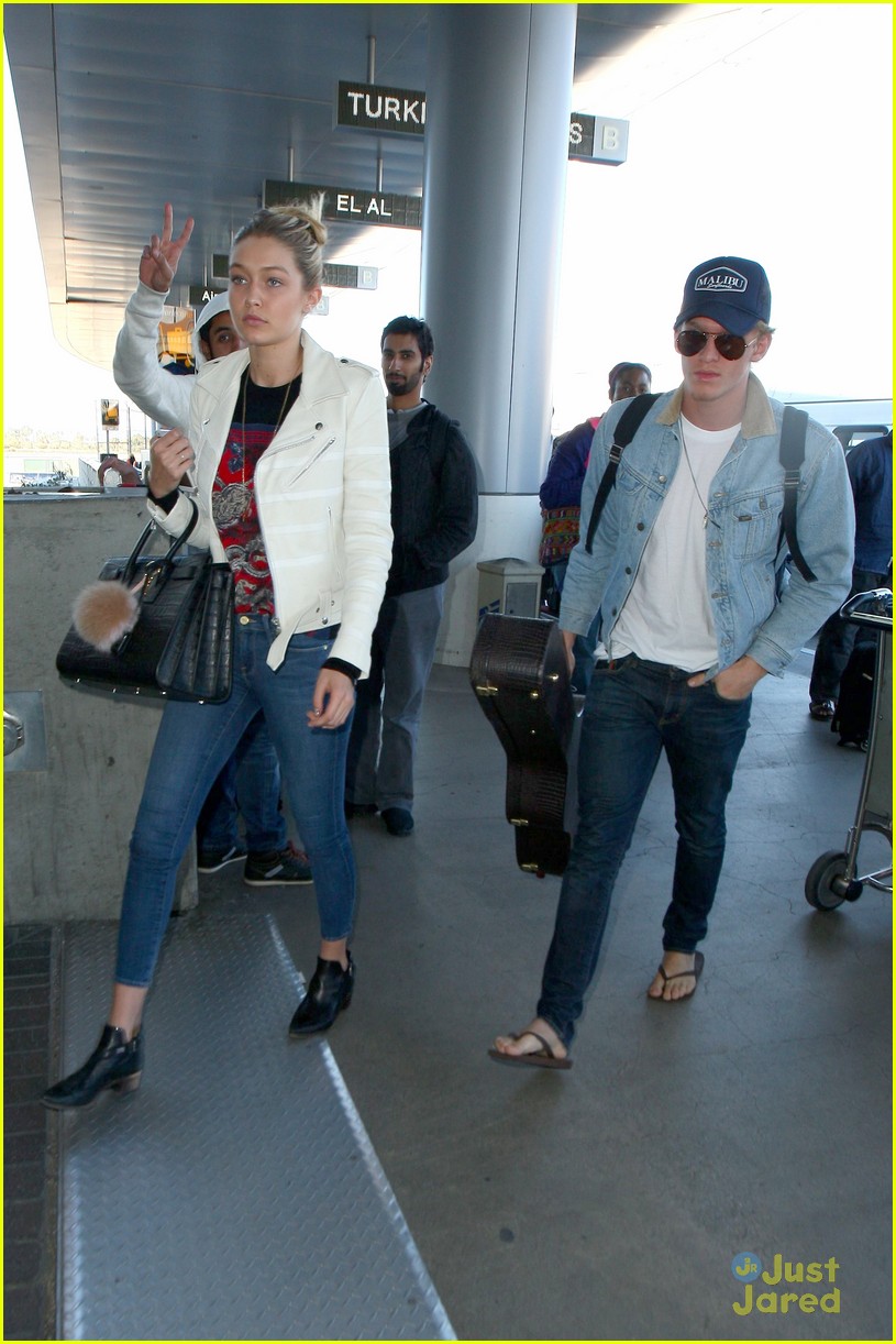 Gigi Hadid & Cody Simpson Head Off to Dubai to Celebrate the New Year Together