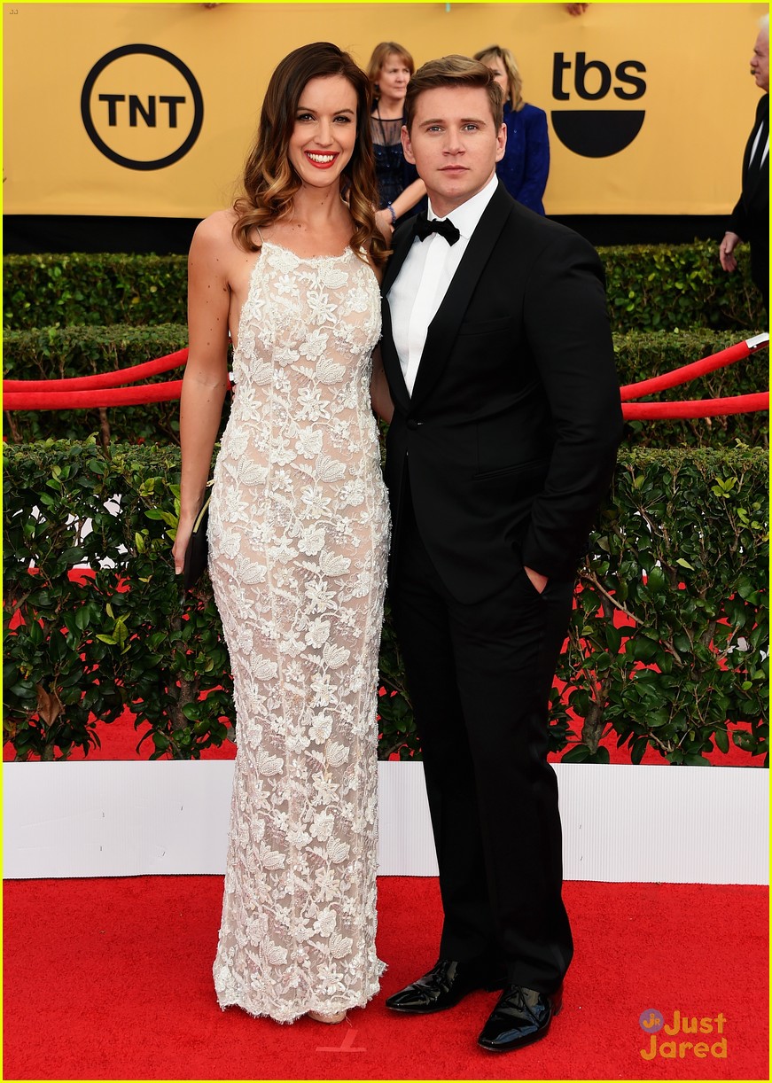 Laura Carmichael WINS with 'Downton Abbey' Cast at SAG Awards 2015!