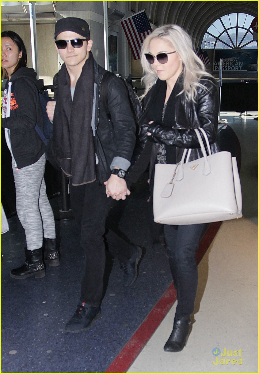 Hunter Hayes & Girlfriend Libby Barnes Take To The Skies After People's Choice Awards