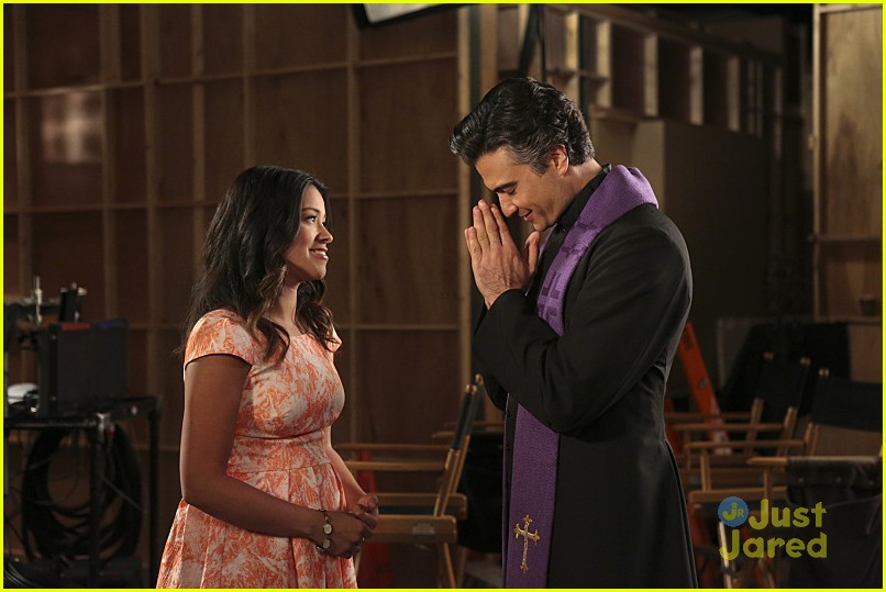 Looks Like Everyone Is Coming To Dinner On 'Jane The Virgin' Tonight