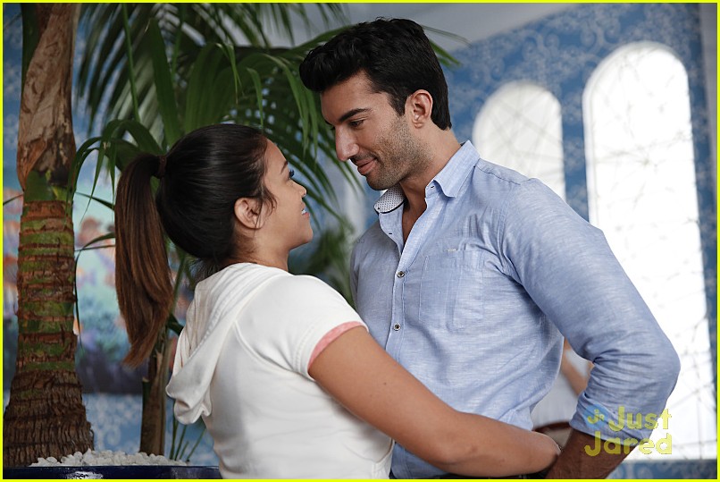 A Hurricane Is The Least of Jane's Worries In New 'Jane The Virgin' Tonight