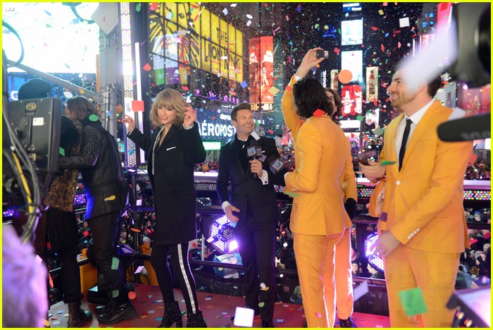 Here Is Taylor Swift Jumping High in Times Square on New Year's Eve!