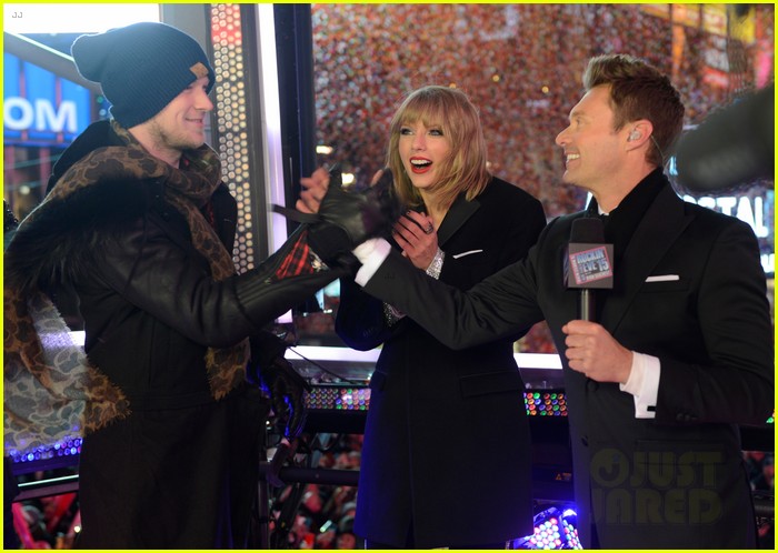 Here Is Taylor Swift Jumping High in Times Square on New Year's Eve!