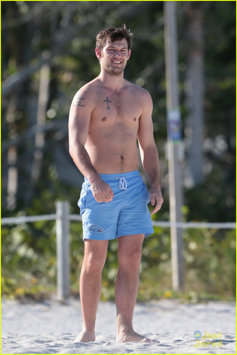 Alex Pettyfer Spent Valentine's Day Shirtless in Miami!