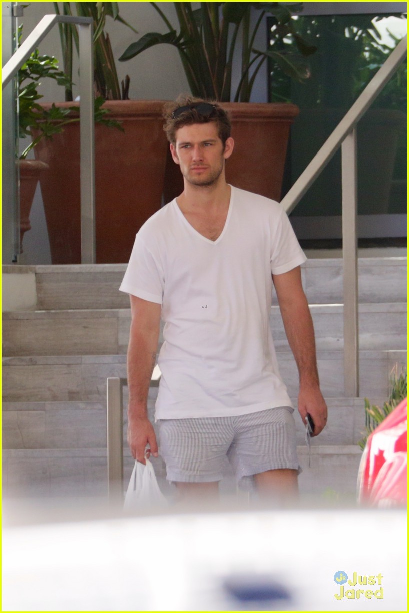 Alex Pettyfer Spent Valentine's Day Shirtless in Miami!
