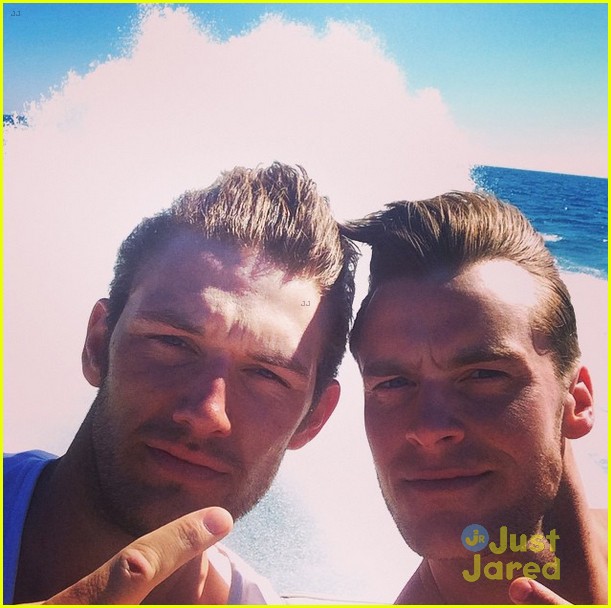 Alex Pettyfer Spent Valentine's Day Shirtless in Miami!