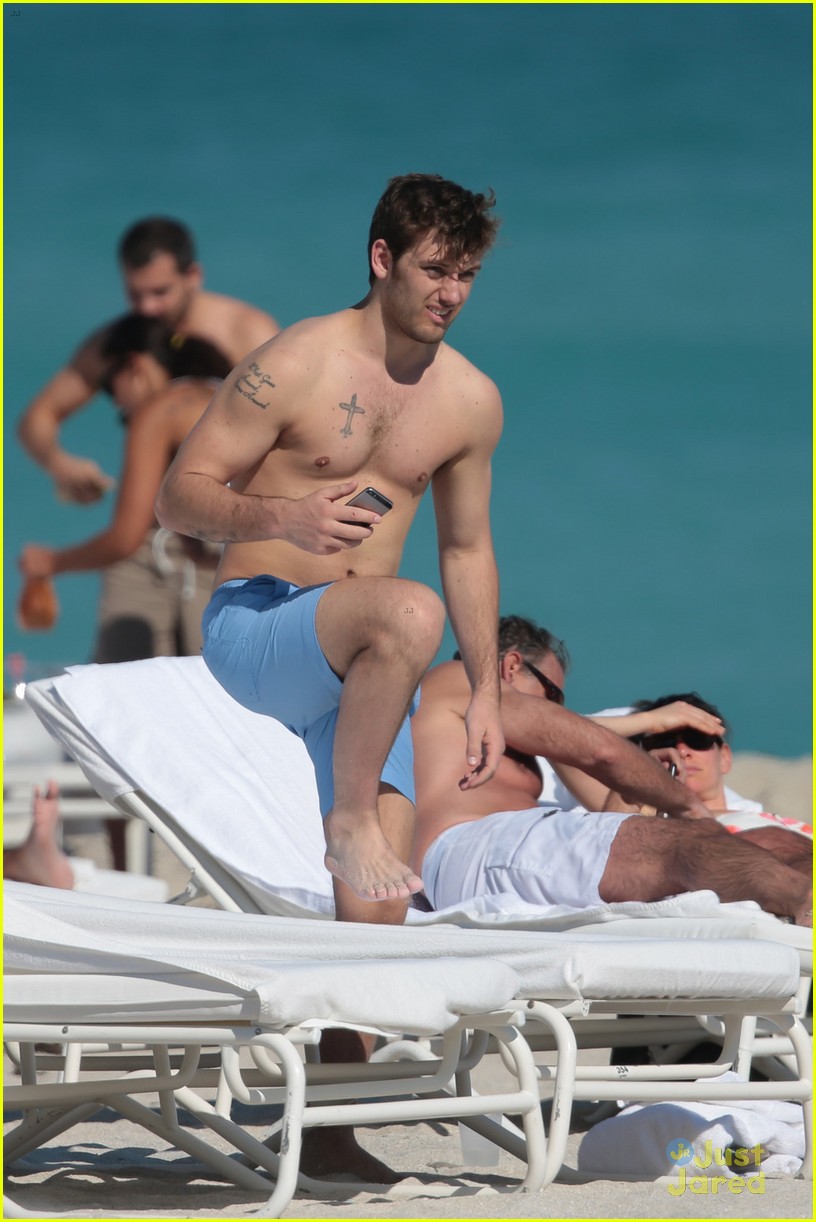 Alex Pettyfer Spent Valentine's Day Shirtless in Miami!