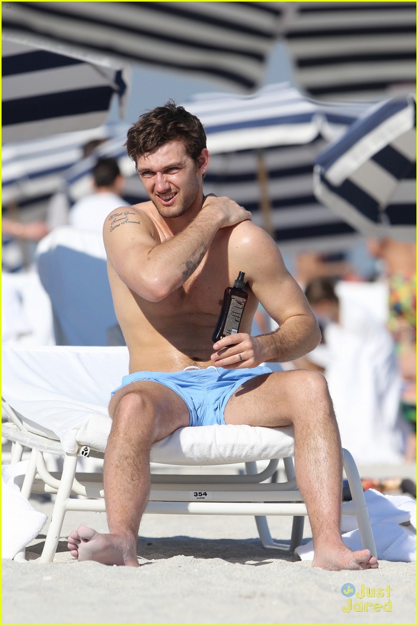 Alex Pettyfer Spent Valentine's Day Shirtless in Miami!
