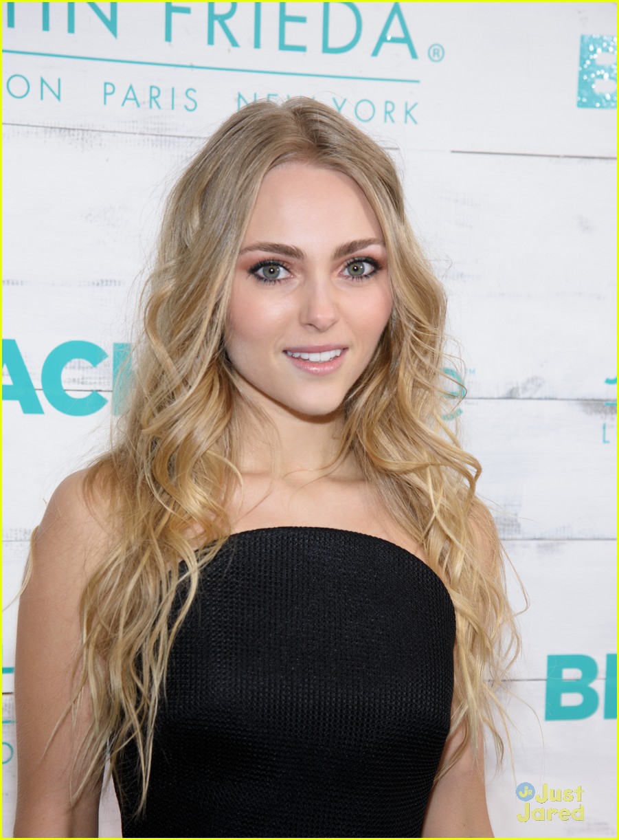 AnnaSophia Robb Doesn't Let 19 Degree Weather Hold Her Back From the Beach