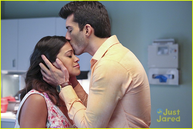 Do You Think Jane & Rafael Will Have A Boy Or Girl on 'Jane The Virgin'? Take Our Poll!