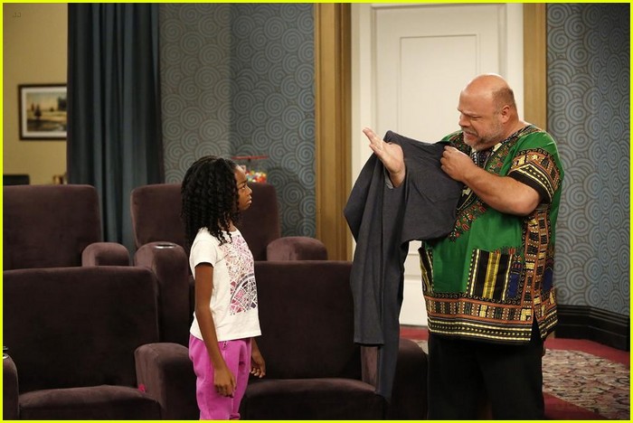 The Ross Family Gets A Giraffe on Tonight's 'Jessie' - See The Pics!