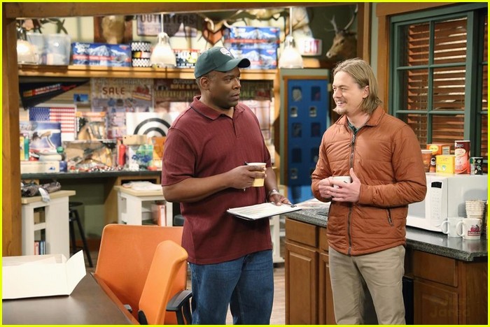 Mandy Gets Inspired By Kyle In Tonight's 'Last Man Standing'