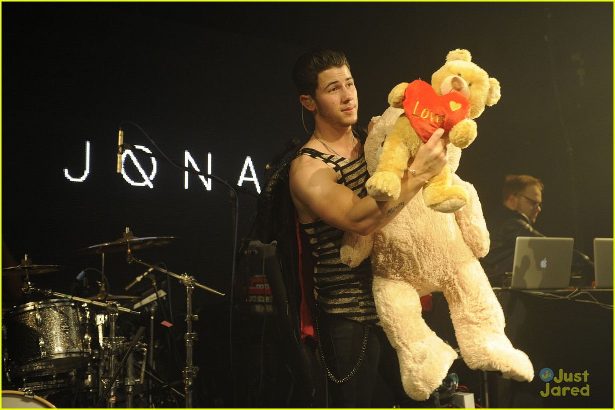 Nick Jonas Performs Valentine's Day Concert in London!