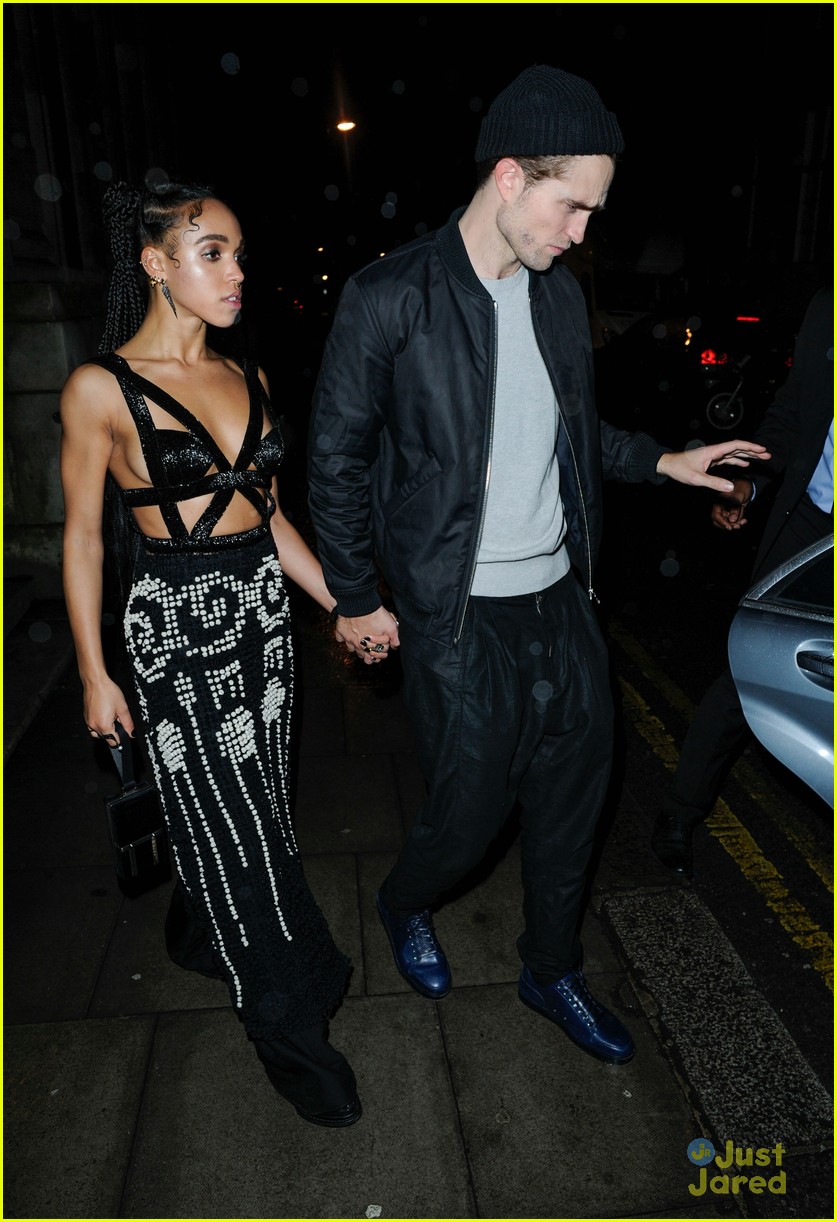 Robert Pattinson Supports Girlfriend FKA twigs at BRIT Awards 2015!