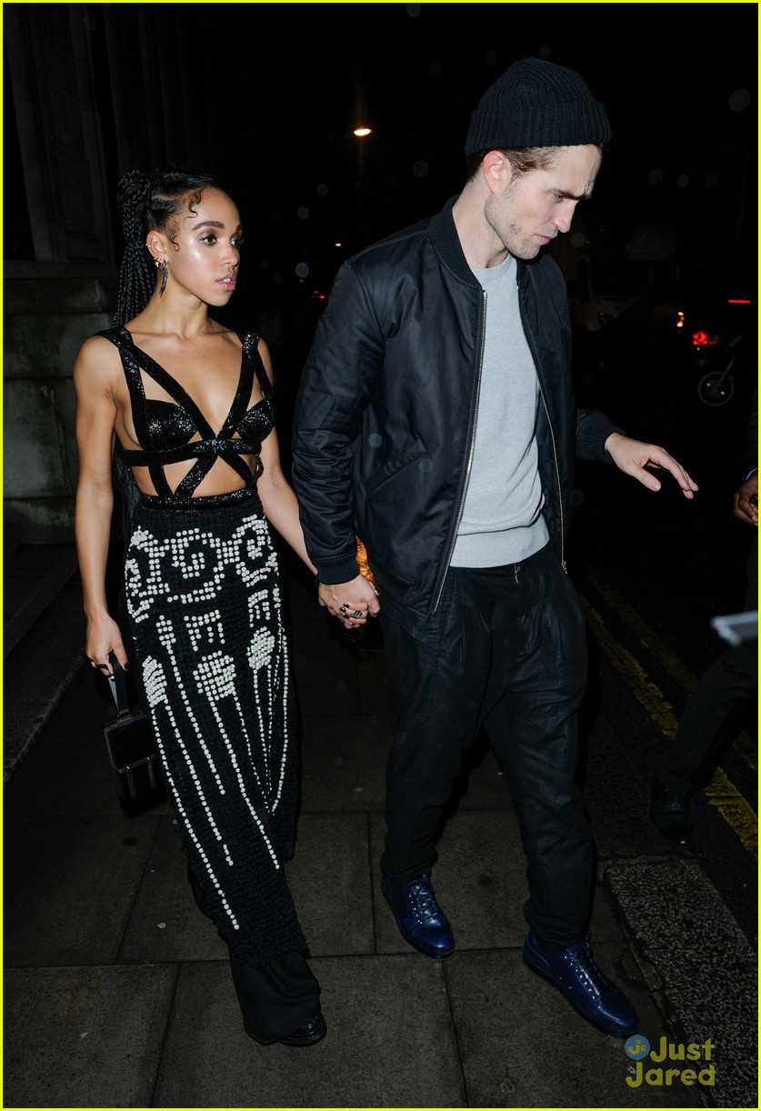 Robert Pattinson Supports Girlfriend FKA twigs at BRIT Awards 2015!